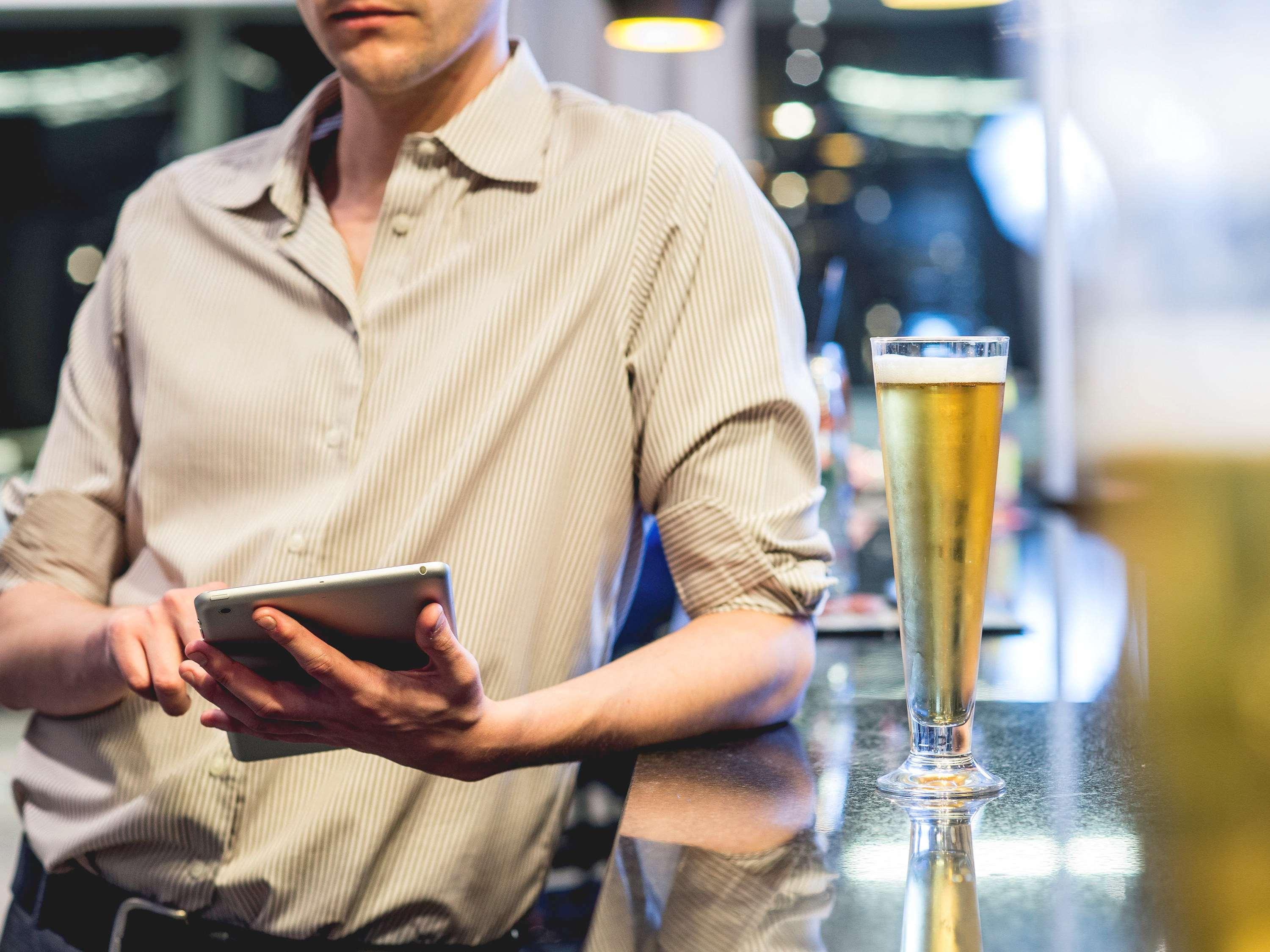 Pullman Santiago Vitacura Exterior foto A bartender using a tablet computer