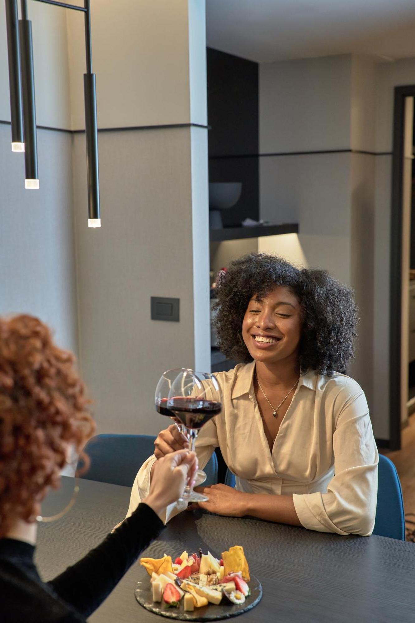 Pullman Santiago Vitacura Exterior foto A woman with a glass of wine