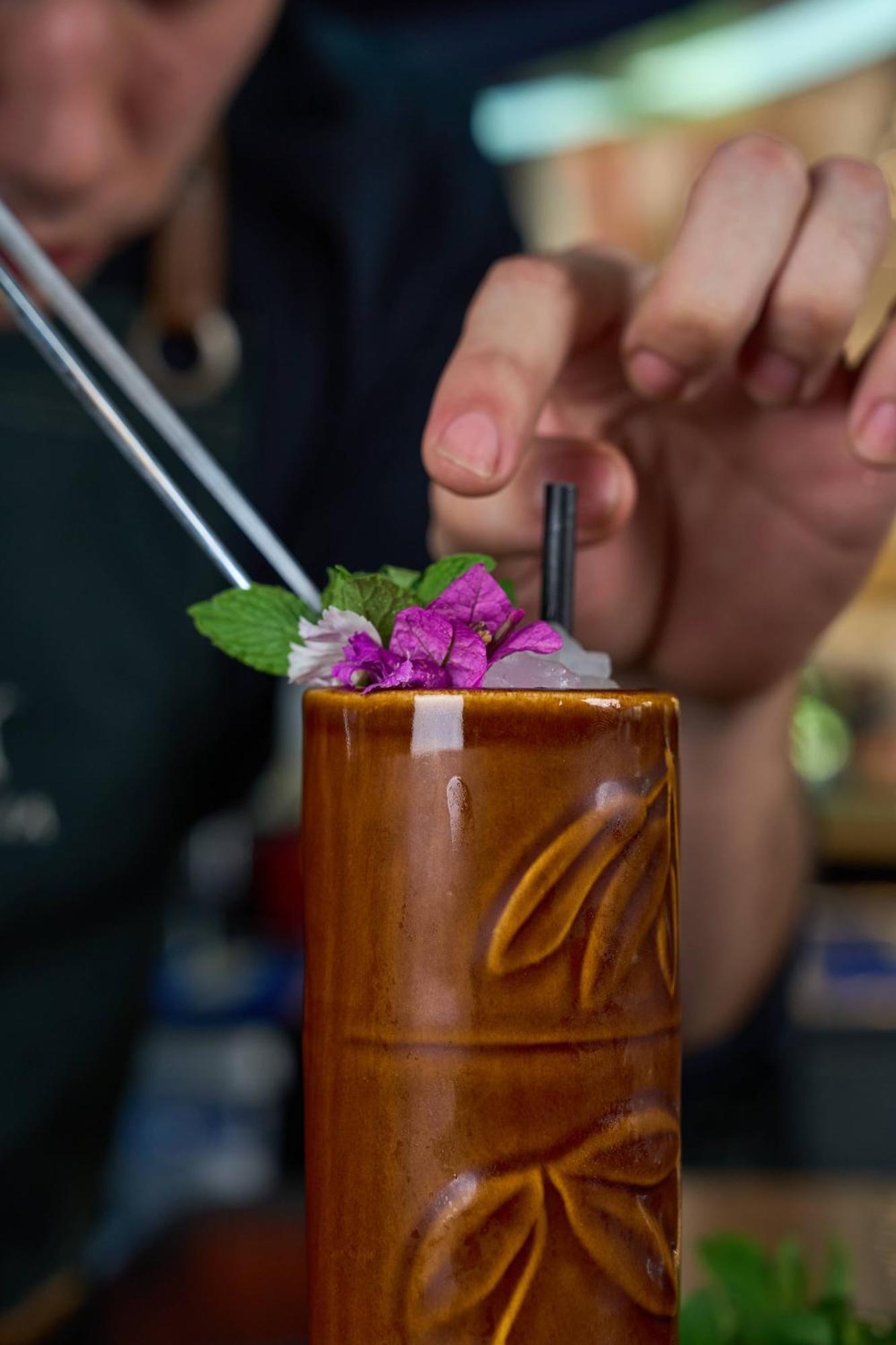 Pullman Santiago Vitacura Exterior foto A tiki drink being garnished