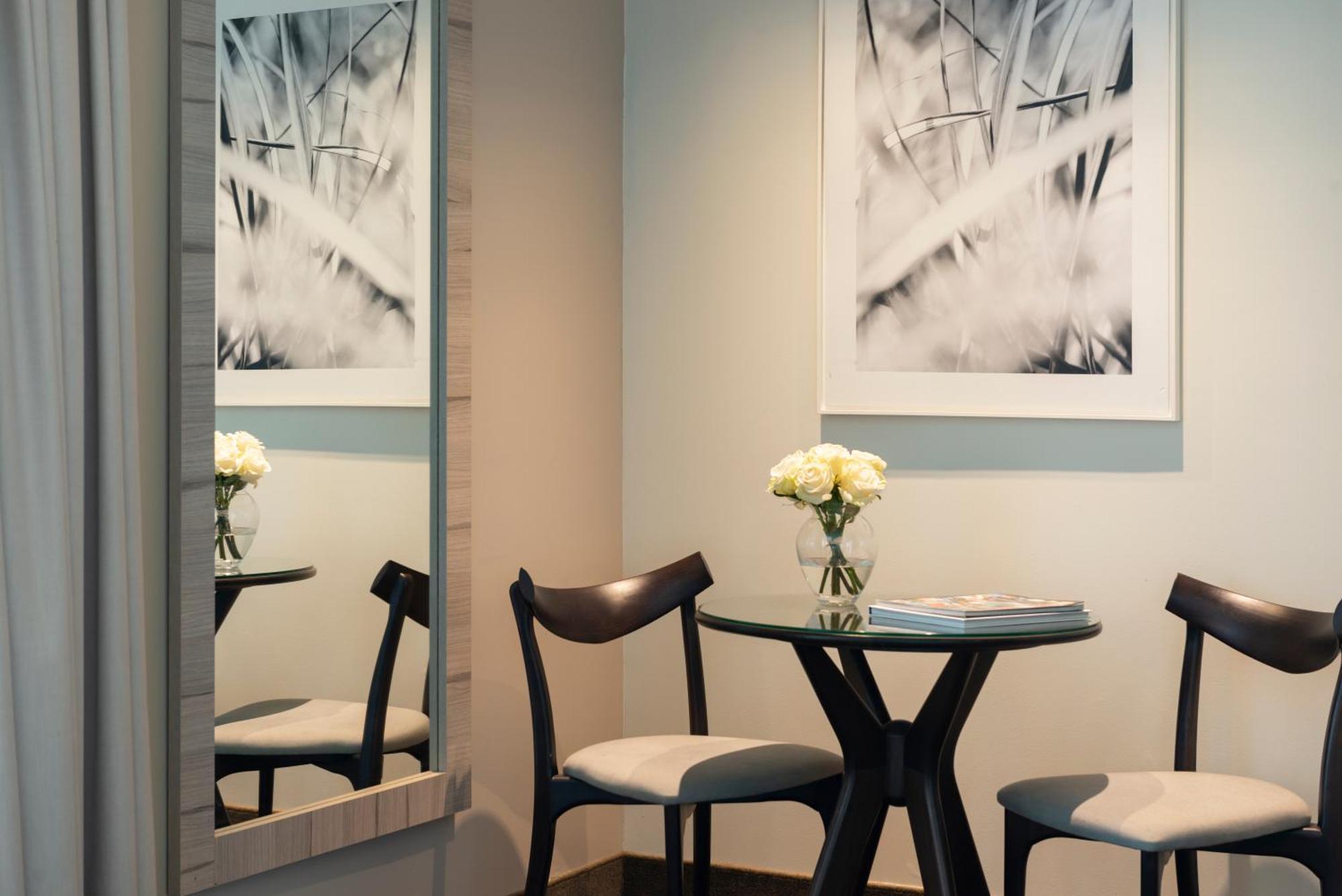 Pullman Santiago Vitacura Exterior foto A dining room in a private suite