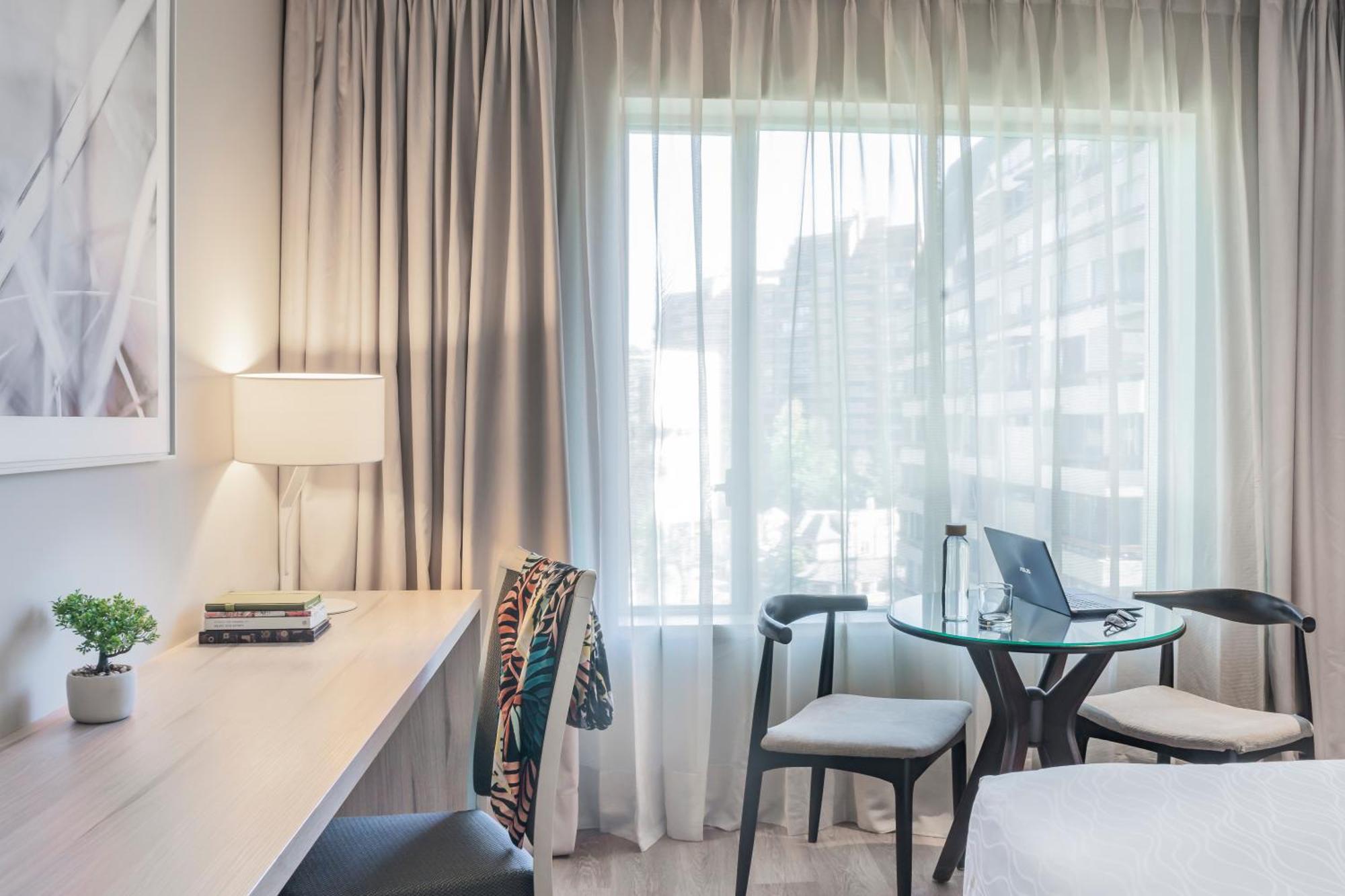 Pullman Santiago Vitacura Exterior foto A room at the hotel