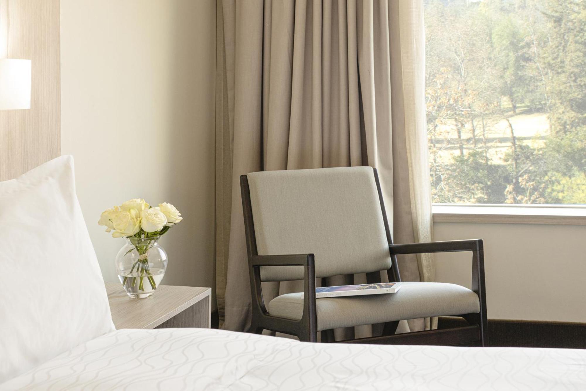Pullman Santiago Vitacura Exterior foto A guest room at the Hotel