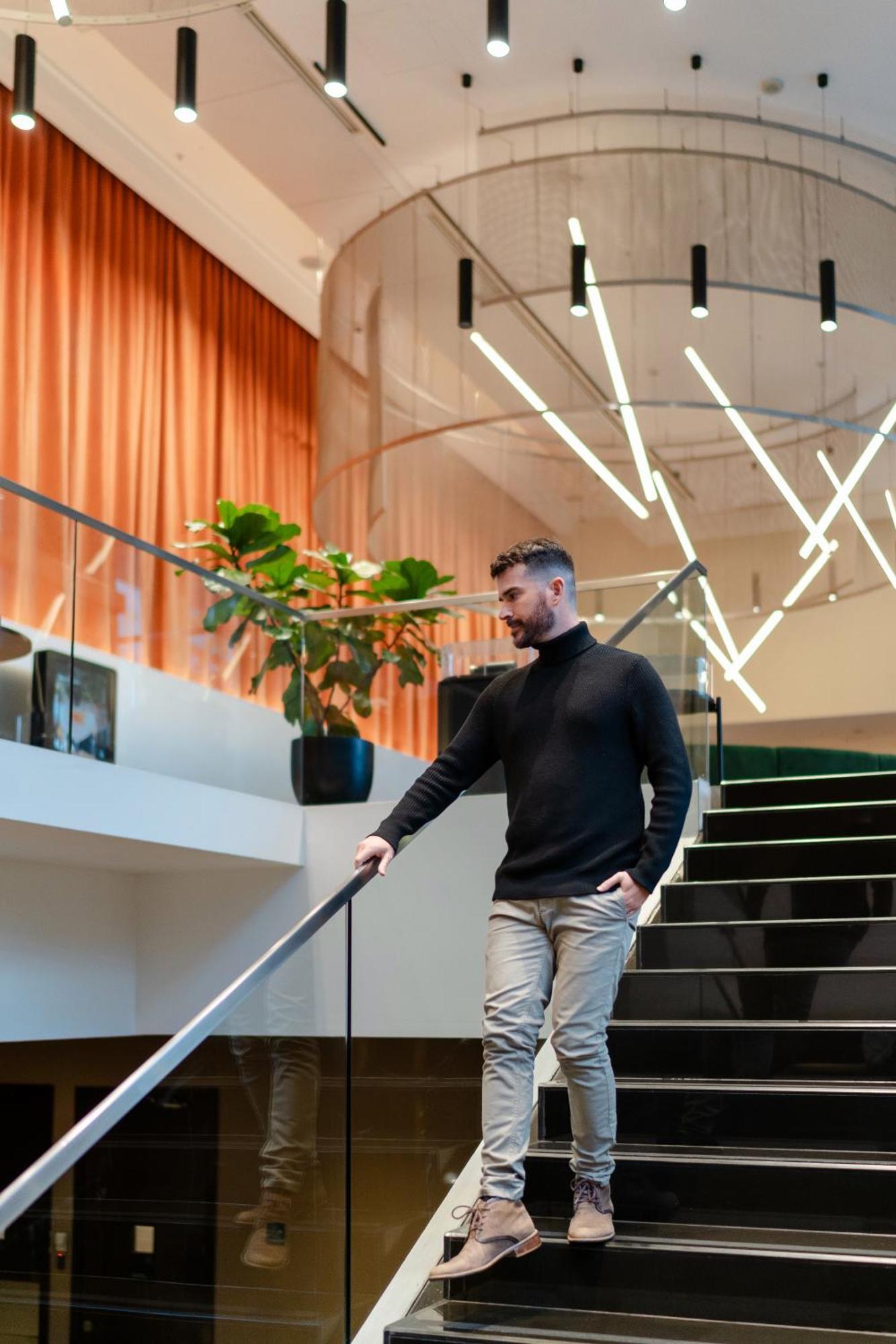 Pullman Santiago Vitacura Exterior foto A man wearing a turtleneck