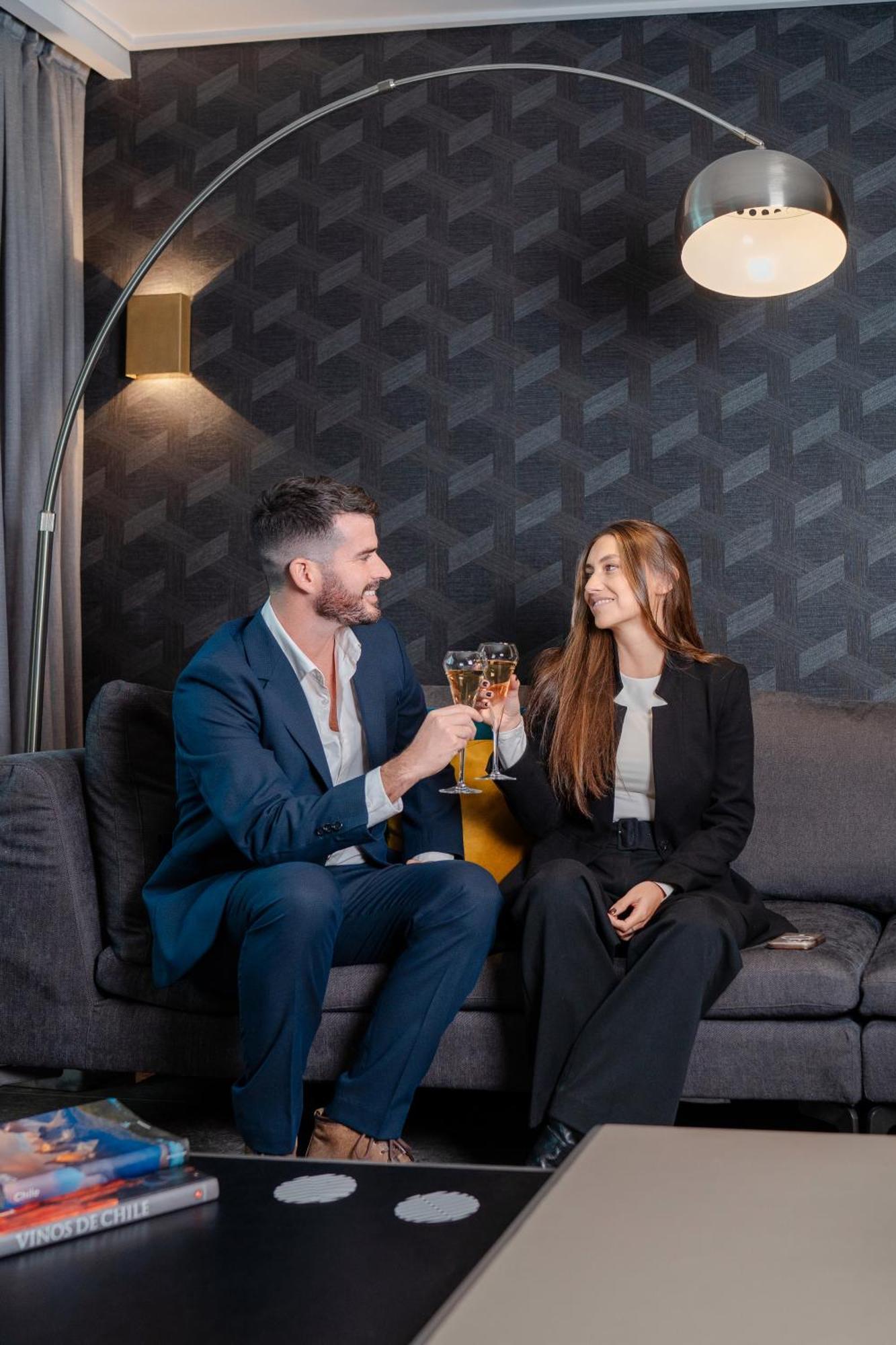 Pullman Santiago Vitacura Exterior foto A couple drinking champagne