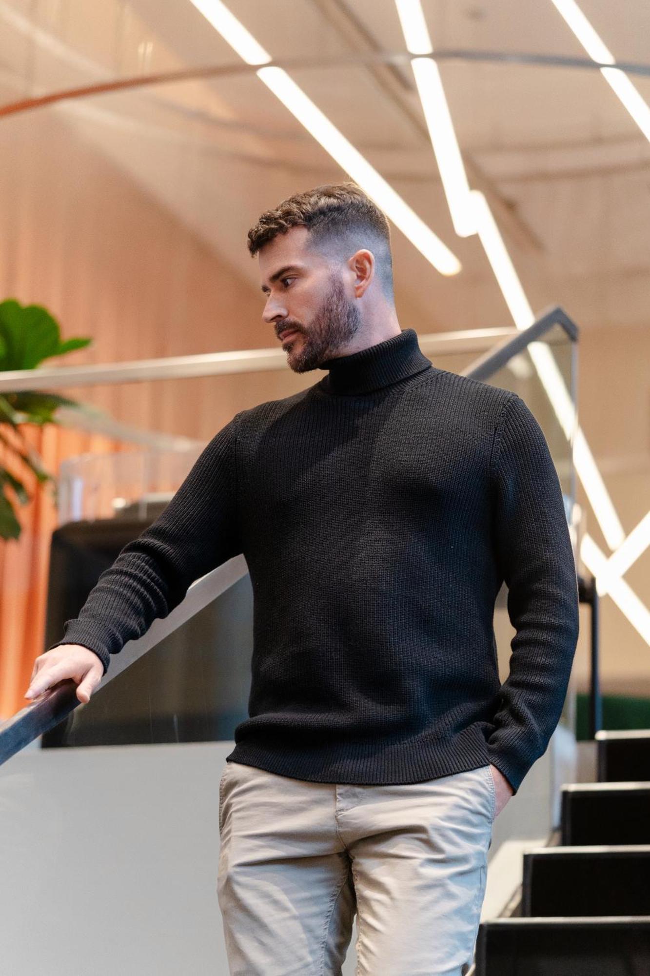 Pullman Santiago Vitacura Exterior foto A man wearing a turtleneck
