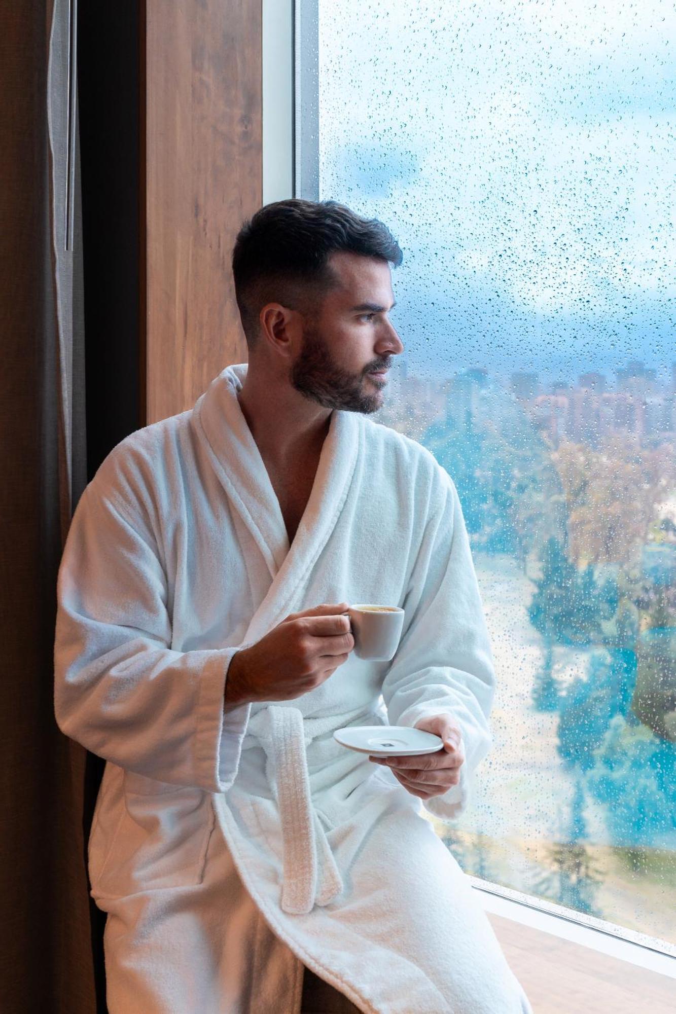 Pullman Santiago Vitacura Exterior foto A man wearing a bathrobe